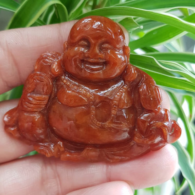 Mặt dây chuyền Nam Phật Di Lặc cười tươi ngồi cầm tiền như ý đá cẩm thạch tự nhiên đỏ huyết đậm sịn đẹp size Ngang 56mm cao 47mm dầy 8mm chuẩn hợp các anh mạng hỏa mạng thổ về bọc vàng lên đeo đẹp sang đỏ may mắn tài lộc cả năm ạ