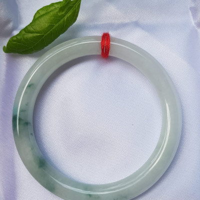 Vòng Tay Đá Ngọc Cẩm Thạch tự nhiên TR LÝ 49mm x cọng 7,2mm Màu bạch ngọc trắng bóng điểm lý xanh rêu rất là đẹp sang Nữ mệnh Kim, mệnh Thủy năngh 47kg - 51kg đeo đẹp ạ