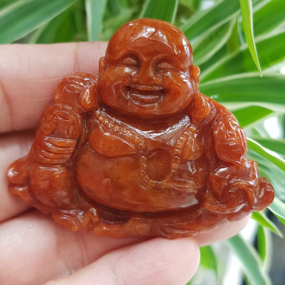 Mặt dây chuyền Nam Phật Di Lặc cười tươi ngồi cầm tiền như ý đá cẩm thạch tự nhiên đỏ huyết đậm sịn đẹp size Ngang 56mm cao 47mm dầy 8mm chuẩn hợp các anh mạng hỏa mạng thổ về bọc vàng lên đeo đẹp sang đỏ may mắn tài lộc cả năm ạ