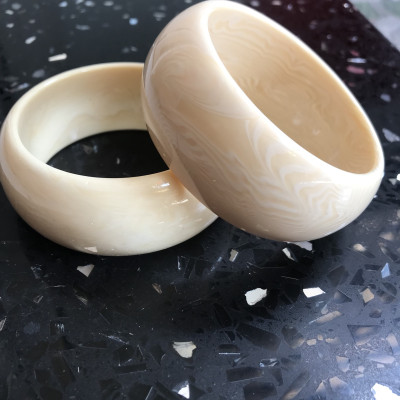 Vòng Nam Mới Giả Ngà hay Xương Mỹ Nghệ Bản Hẹ to Ni 65mm cao 29mm dầy 13mm Nam Tay vừa 62kg - 75kg đeo rẻ đẹp ạ