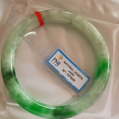 Vòng tay đá ngọc Cẩm Thạch Tự Nhiên Đậu Lý AI Sao 61mm x cọng 9mm Vòng kiểm định P No 157829 Natural Jadeite Xanh Đậu Lý bông bông sáng đều đẹp sang Màu Xanh Đậu Lý bông bông sáng đều đẹp sang ạ
