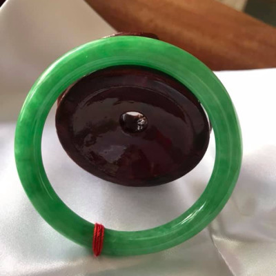 CHIẾC VÒNG CẨM THẠCH ĐẬU LÝ 51I XANH NGỌC TƯƠI ĐẸP NỮ Mệnh MỘC Mệnh HỎA 50Kg đến 59Kg Đeo