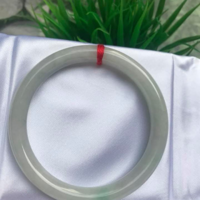 VÒNG TAY ĐÁ CẨM THẠCH MỚI TRẮNG LÝ 54  Size vòng 54mm x dầy 8mm  MÀU TRẮNG BÓNG CHẤM XANH LÝ NỮ 54kg đến 64kg Đeo