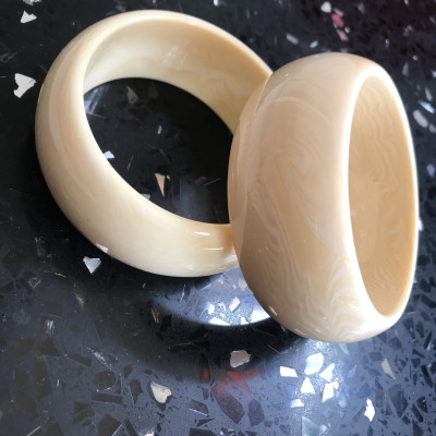 Vòng Nam Mới Giả Ngà hay Xương Mỹ Nghệ Bản Hẹ to Ni 65mm cao 29mm dầy 13mm Nam Tay vừa 62kg - 75kg đeo rẻ đẹp ạ