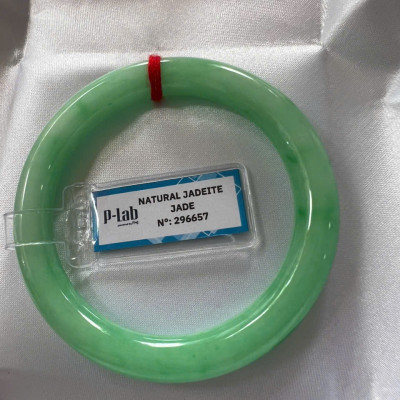 Vòng Cẩm Thạch Tự Nhiên Kiểm Định P Lab No 296657 Vip Sịn Ni 52mm x Chột 8mm Màu Xanh Lý Trắng nhẹ đều bóng mượt các Chị tay lên tay đẹp xuất sắc sịn sang xinh lắm nữ 50kg - 56kg đeo ạ