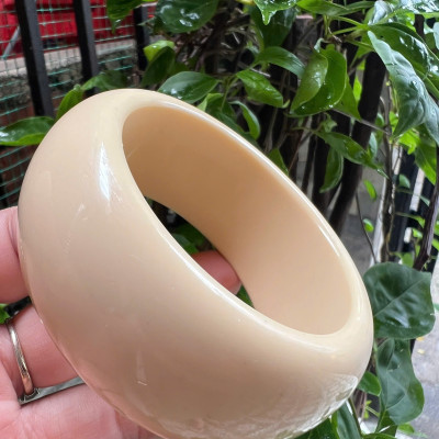 Vòng Tay Nam Giả Ngà hay gọi là Xương Mỹ Nghệ Bản hẹ Cao Ni Nhỏ 58mm Cao 31mm Dầy 11mm các anh tay nhỏ 50kg - 58kg đeo đẹp ạ