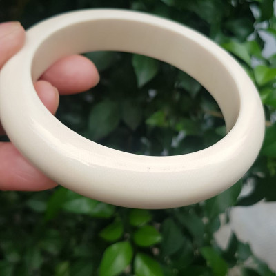 Vòng Tay Nam Bản hẹ Màu Trắng vân đẹp Ni 67mm x cao 16mm x dầy 11mm Nam tay tròn to nặng 78kg - 88kg đeo ạ