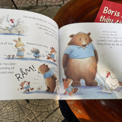 [Combo 2 cuốn NGÀY ĐẦU ĐẾN TRƯỜNG] (in màu toàn bộ) BORIS GIẢI CỨU BUỔI BIỂU DIÊN - BORIS BỊ THỦY ĐẬU - Carrie Weston, Tim Warnes – Nhã Nam – bìa mềm