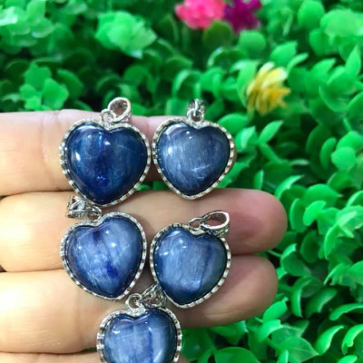 MẶT DÂY CHUYỀN TRÁI TIM ĐÁ KYANITE HAY GỌI LÀ ĐÁ SAPPHIRE NƯỚC TỰ NHIÊN MÀU XANH DƯƠNG ĐẬM RẤT RẤT ĐẸP LẮM LẮM Ạ SIZE CAO 18MM X NGANG 19MM NỮ MỆNH THỦY MỆNH MỘC ĐEO Ạ