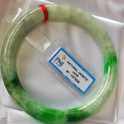Vòng tay đá ngọc Cẩm Thạch Tự Nhiên Đậu Lý AI Sao 61mm x cọng 9mm Vòng kiểm định P No 157829 Natural Jadeite Xanh Đậu Lý bông bông sáng đều đẹp sang Màu Xanh Đậu Lý bông bông sáng đều đẹp sang ạ