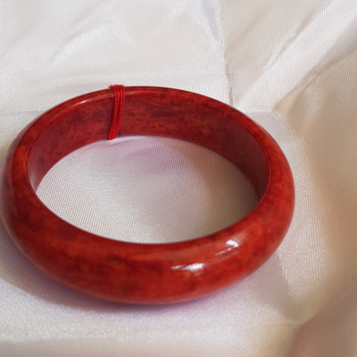 Vòng Cẩm Thạch mới Bản Hẹ Đỏ 56mm x cao 15mm x dầy 7,5mm màu đỏ bông bông đều đậm đẹp nữ mệnh hỏa mệnh thổ 54kg - 65kg đeo hợp ạ