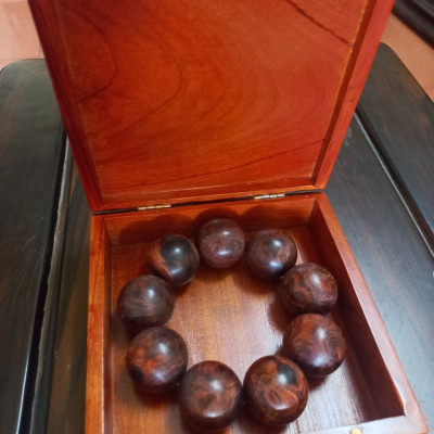 Vòng đeo tay gỗ sưa đỏ ,phong thủy hút tài lộc kt hạt to 25ly