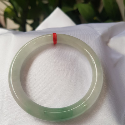 Vòng cẩm thạch Ngọc Đẹp Lý A SỊN 50mm x 7mm Chất liệu đá tự nhiên màu xanh ngọc bóng điểm xanh lý vân đậm tự nhiên bóng đẹp  Nữ 50kg - 56kg ạ