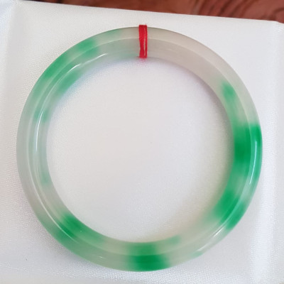 Vòng tay nữ đá Cẩm Thạch tự nhiên mới TR LÝ A Sịn 52mm x chột 8mm Vòng màu trắng vân xanh lý bóng đẹp nữ 50kg - 54kg đeo  ạ