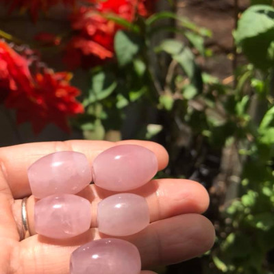 Mặt Dây Chuyền Viên LU ĐÁ THẠCH ANH HỒNG TỰ NHIÊN Bóng đẹp - freesize  Chất liệu 100% đá thiên nhiên loại đẹp ạ Rất hợp nữ mệnh HỎA THỔ Làm mặt dây chuyền và phối vòng tay ạ