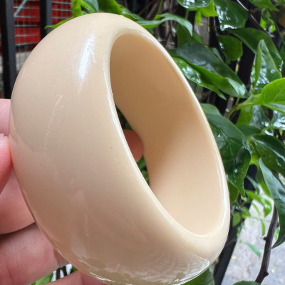 Vòng Tay Nam Giả Ngà hay gọi là Xương Mỹ Nghệ Bản hẹ Cao Ni Nhỏ 58mm Cao 31mm Dầy 11mm các anh tay nhỏ 50kg - 58kg đeo đẹp ạ