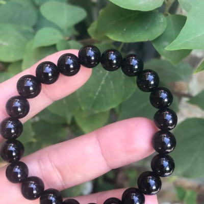 Chiếc Vòng tay đá mã não đen 8mm 22 hạt vô cung tốt ạ Màu đen Chuẩn hợp phong thủy Nữ mệnh thủy mộc Màu đen nhẹ nhàng may mắn hợp phong thủy tốt cho công việc tài lộc cho gia chủ rẻ lắm mà đẹp nhe chị em ơi