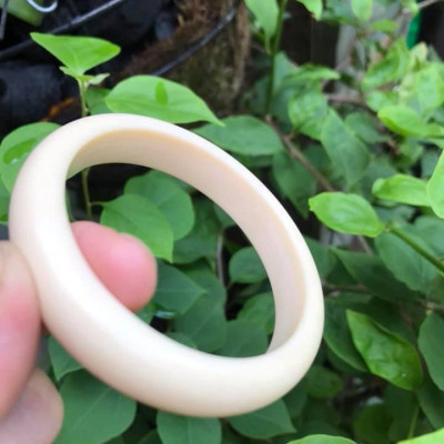 VÒNG TRẮNG NI 54MM x Bản Cao 12mm x Dầy 8mm . VÒNG TAY NỮ ĐEO MÀU TRẮNG GIẢ NGÀ HAY GỌI LÀ XƯƠNG MỸ NGHỆ SIZE 54MM x Bản Cao 12mm x Dầy 8mm NẶNG 50KG - 57KG ĐEO Ạ