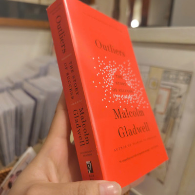 Sách - Outliers: The Story of Success by Malcolm Gladwell - Malcolm Gladwell, bestselling author