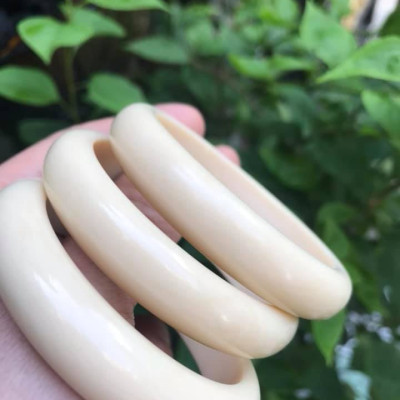 VÒNG TRẮNG NI 54MM x Bản Cao 12mm x Dầy 8mm . VÒNG TAY NỮ ĐEO MÀU TRẮNG GIẢ NGÀ HAY GỌI LÀ XƯƠNG MỸ NGHỆ SIZE 54MM x Bản Cao 12mm x Dầy 8mm NẶNG 50KG - 57KG ĐEO Ạ