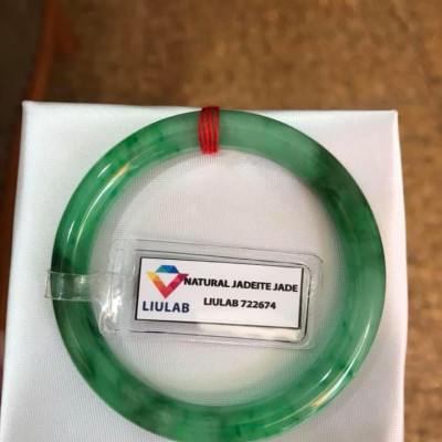 CHIẾC VÒNG NỮ LÝ VÂN A SỊN 49MM KÈM GIẤY KIỂM ĐỊNH LIULAB No 722674  CHẤT LIỆU 100% ĐÁ CẨM THẠCH THIÊN NHIÊN  MÀU XANH LÝ VÂN TƯƠI ĐẸP NỮ 45KG-51KG ĐEO SANG TAY Ạ