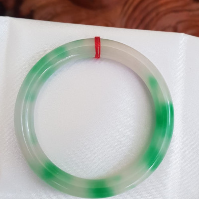 Vòng tay nữ đá Cẩm Thạch tự nhiên mới TR LÝ A Sịn 52mm x chột 8mm Vòng màu trắng vân xanh lý bóng đẹp nữ 50kg - 54kg đeo  ạ