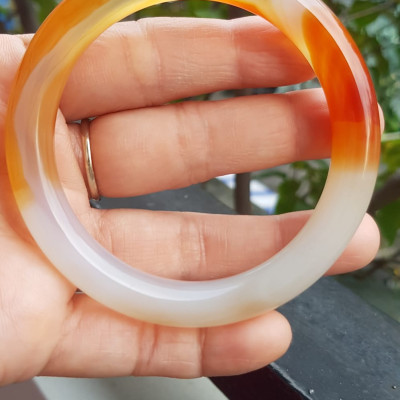 Vòng tay Nữ đá mã não đỏ cam trắng Ni 56mm x chột to 9mm Màu trắng đỏ cam nhẹ 1 bên vân nhẹ nhàng đẹp ạ Nữ 55kg - 63kg đeo xinh tay đẹp ạ