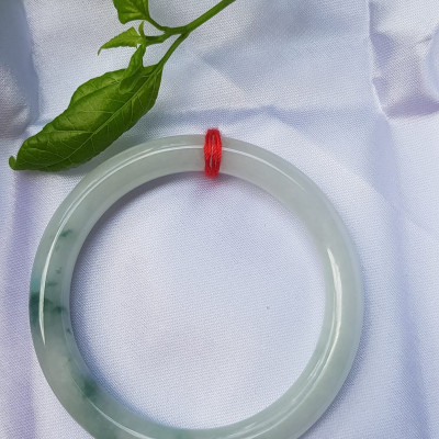 Vòng Tay Đá Ngọc Cẩm Thạch tự nhiên TR LÝ 49mm x cọng 7,2mm Màu bạch ngọc trắng bóng điểm lý xanh rêu rất là đẹp sang Nữ mệnh Kim, mệnh Thủy năngh 47kg - 51kg đeo đẹp ạ
