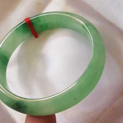 Vòng Cẩm Thạch tự nhiên Bản Hẹ Sịn size 53mm x cao 12mm x dầy 7mm màu xanh lý tươi bóng đẹp nữ 51kg - 56kg đeo ạ