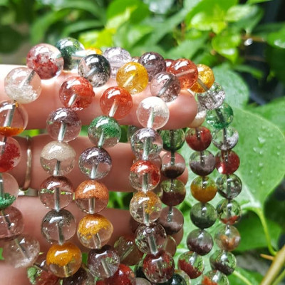 Chiếc Vòng Đá Thạch Anh Ưu Linh Ngũ Sắc Vip 10mm / 10li 100% đá tự nhiên cao cấp màu đa sắc tươi trong bóng thiệt xinh đẹp Nữ tất cả các mệnh đeo tốt đẹp may mắn, tài lộc và tốt cho sức khỏe ạ