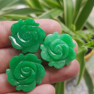 Mặt dây chuyền nữ Bông Hồng Xanh Ngọc to size 25mm x dầy 4mm Chất liệu đá cẩm thạch Xanh ngọc tươi đẹp xinh Nữ mệnh mộc mệnh hoả và mệnh thuỷ Nữ về bọc vàng lên đeo đẹp như công chúa rẻ mà đẹp ạ