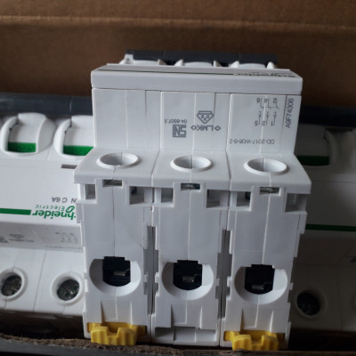 Cầu dao điện MCB 3P-6A Icu 6kA - A9F74306