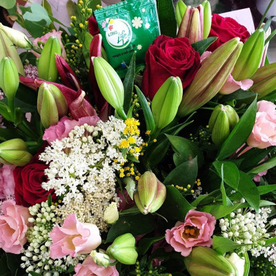 Thuốc Dưỡng Hoa Tươi Cắt Cành Nhập Khẩu Israel hiệu Longlife (1 thùng 1.000 gói 5gr) phù hợp dùng làm nước cắm hoa cho mọi loại hoa tại nhà và 14 ngày không cần thay nước mới