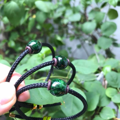 Vòng Tay Đá Cẩm thạch lu TRÒN xanh đậm dây đen kiểu xinh xắn bóng đẹp lắm Chất liệu hạt lu 100% đá cẩm thạch tự nhiên Hợp Nữ mệnh Thủy, Mộc, Hỏa ạ