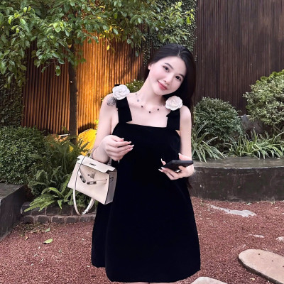 Váy nhung hai dây dáng suông S/M kèm hoa trà xinh xắn – Đầm tiệc, đi chơi nữ