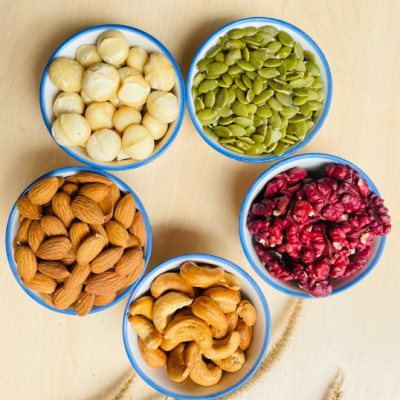 MIX 5 LOẠI HẠT DINH DƯỠNG CHỌN LỌC - Nhân óc chó đỏ, Nhân macca, Hạt điều rang, Hạnh nhân rang, Hạt bí xanh/ đóng gói 500gram