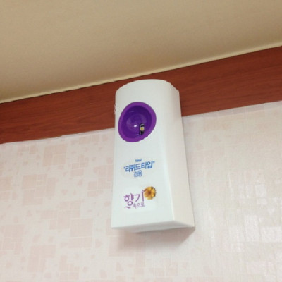 Combo máy xịt phòng tự động kèm chai xịt phòng cao cấp Sandokkaebi Korea 300ml (Màu máy xịt và mùi hương ngẫu nhiên)