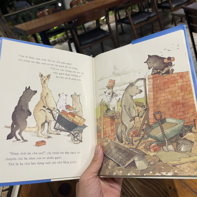 (Bìa cứng, minh họa in màu) BA CHÚ SÓI CON VÀ GÃ HEO MẬP XẤU XA - Eugene Trivizas - Helen Oxenbury minh họa - Crabit Kidbooks 