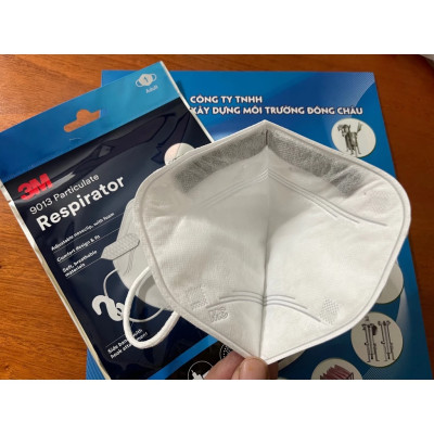 Khẩu trang KF94 3M 9013 Hàn Quốc lọc bụi, kháng khuẩn, có nẹp mũi kim loại, 2 màu trắng đen, 1 chiếc/túi