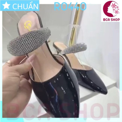 Giày cao gót nữ bít mũi cao 5 phân RO440 ROSATA tại BCASHOP quai ngang gắn hạt kim cương nhỏ và gót kiểu guốc sành điệu - màu đen