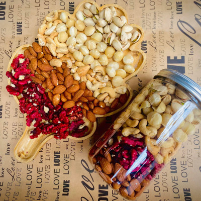 Mix hạt dinh dưỡng ăn liền - Hạt dẻ cười, hạt macca, hạt điều rang mộc, hạnh nhân rang mộc và óc chó đỏ / đóng gói 500gram