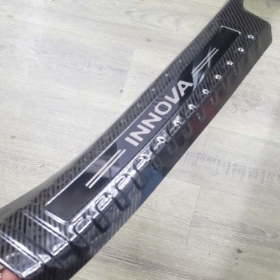 Ốp chống trầy cốp trong, ngoài carbon xe Toyota Innova 2017- 2022 – vân cacbon cao cấp