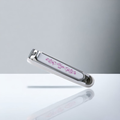 Bấm Móng Tay Inox Hoa Văn Cỡ Lớn Kai Razor 01069-HC3604 (Màu Trắng)