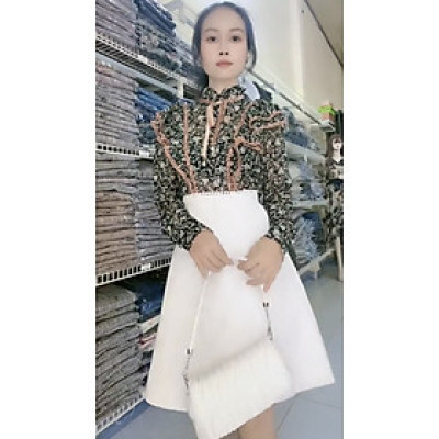 Đầm hoa nhí giả set váy áo hai mảnh.