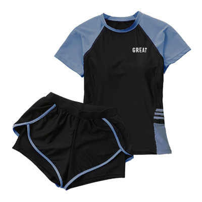 Bộ đồ bơi nữ gồm quần đùi và áo ngắn tay trẻ trung, năng động