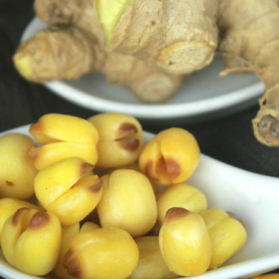 Combo Sen Sấy Gừng Mật Ong Hải Long (230g) + Mứt Xoài Sấy Dẻo Hải Long (120g)