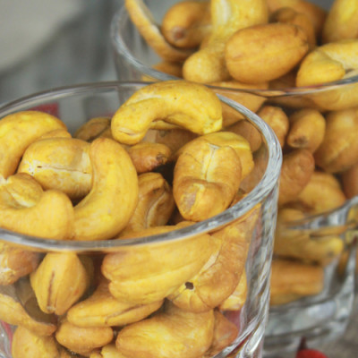 Combo Sen Sấy Gừng Mật Ong Hải Long (230g) + Hạt Điều Nghệ Mật Ong Hải Long (250g)